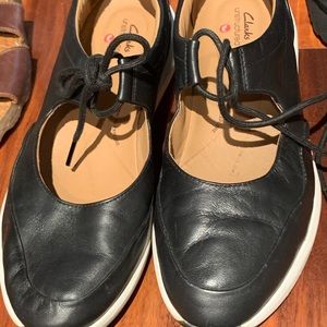 Clarks women black leather size 9 shoes !